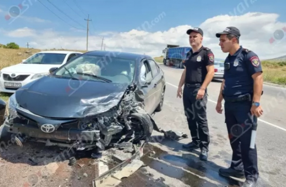 Արագածոտնի մարզում բախվել են Toyota Corolla-ն ու Opel-ը. վերջինն էլ տապալել է բետոնե էլեկտրասյունը. կա 4 վիրավոր